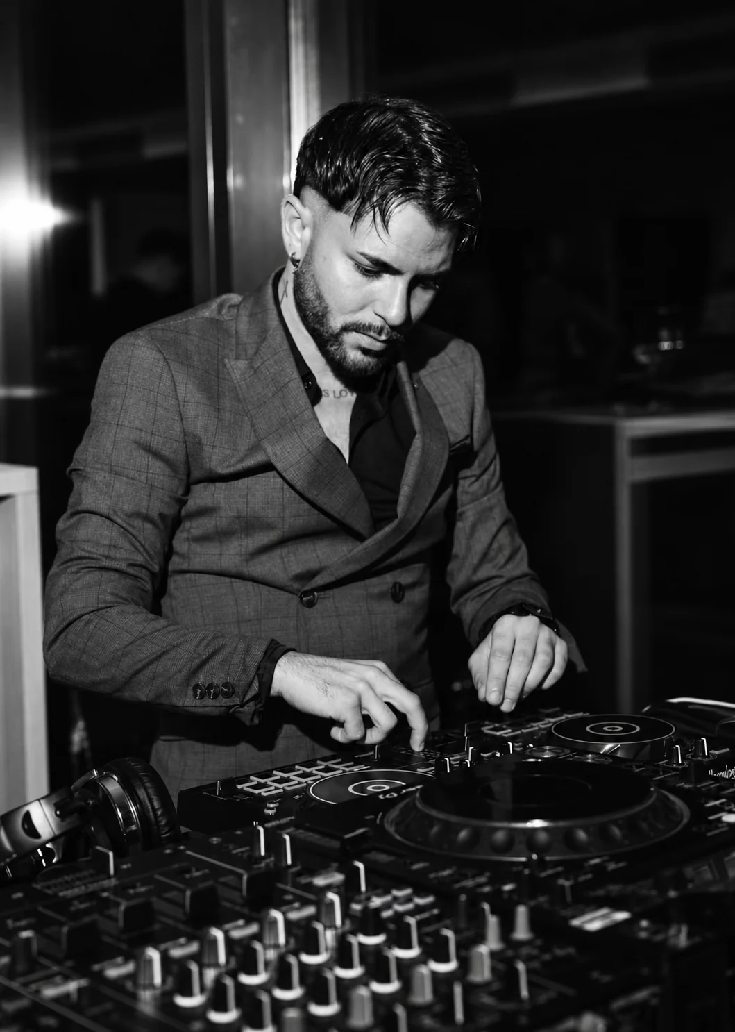 Saaluia – Giovanni D’Angelo als DJ Juan Loco Giovanni D’Angelo als DJ Juan Loco am Mischpult, Schwarz-Weiß-Aufbereitung seines Originalfotos